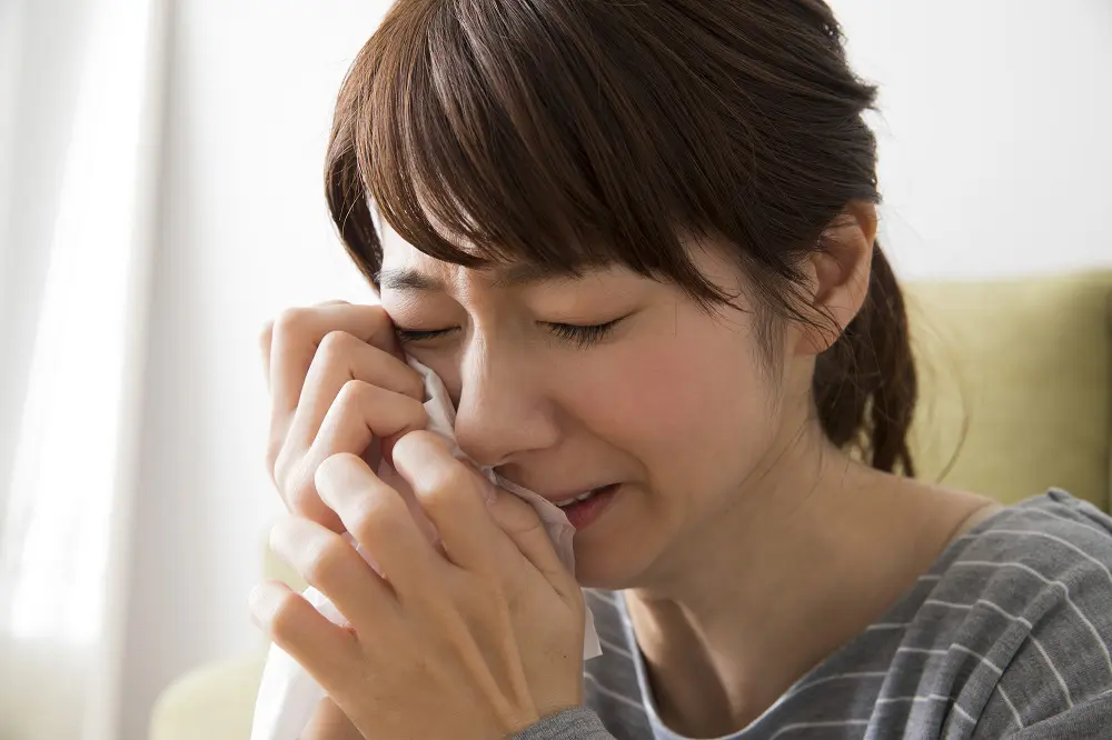 セラピー中に涙を流す女性と寄り添うセラピストの感情的なシーン
